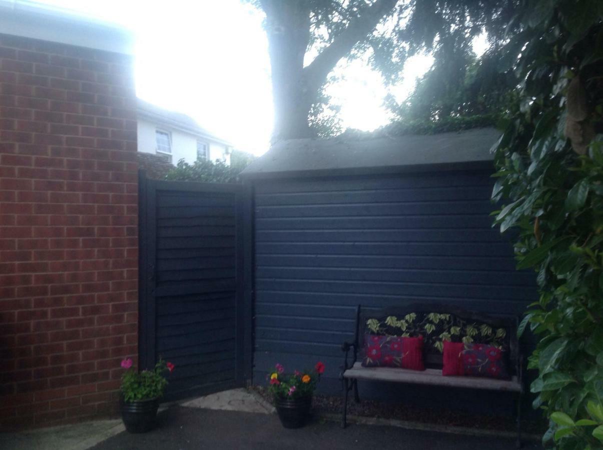Oakleigh 1 Bed Ground Floor Garden View Free Onsite Parking